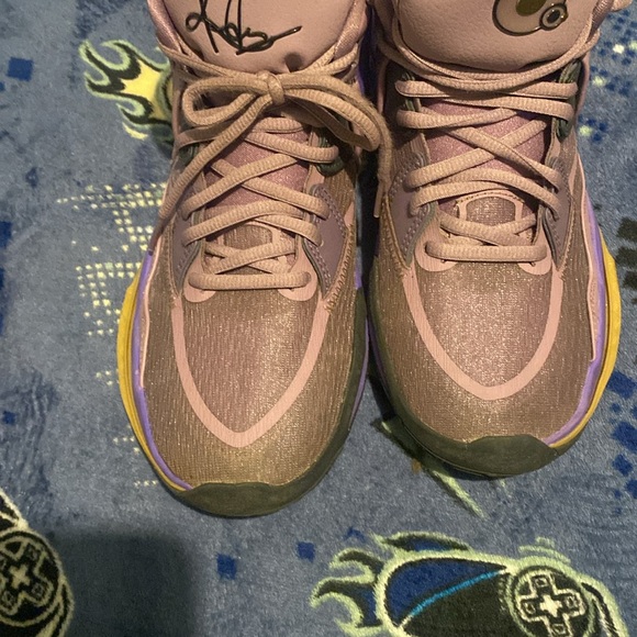 Kyrie Irving Nikes 7Y=8.5W - Picture 3 of 5